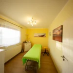 Heller Behandlungsraum im PhysioTeam HB in Bad Fallingbostel.