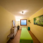 Behandlungsraum des PhysioTeam HB mit moderner Ausstattung.
