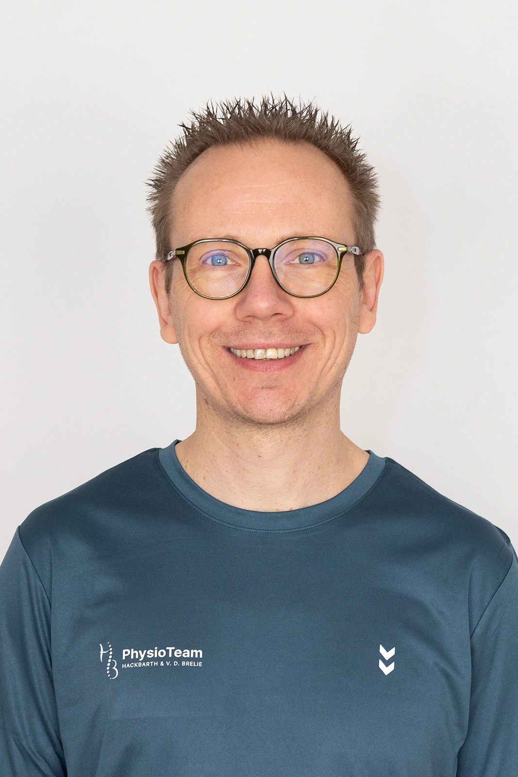 Physiotherapeut Tim Hackbarth in der Praxis für Physiotherapie PhysioTeam HB Bad Fallingbostel.