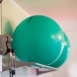 Türkisfarbener Gymnastikball für Übungen und aktive Physiotherapie im PhysioTeam HB.
