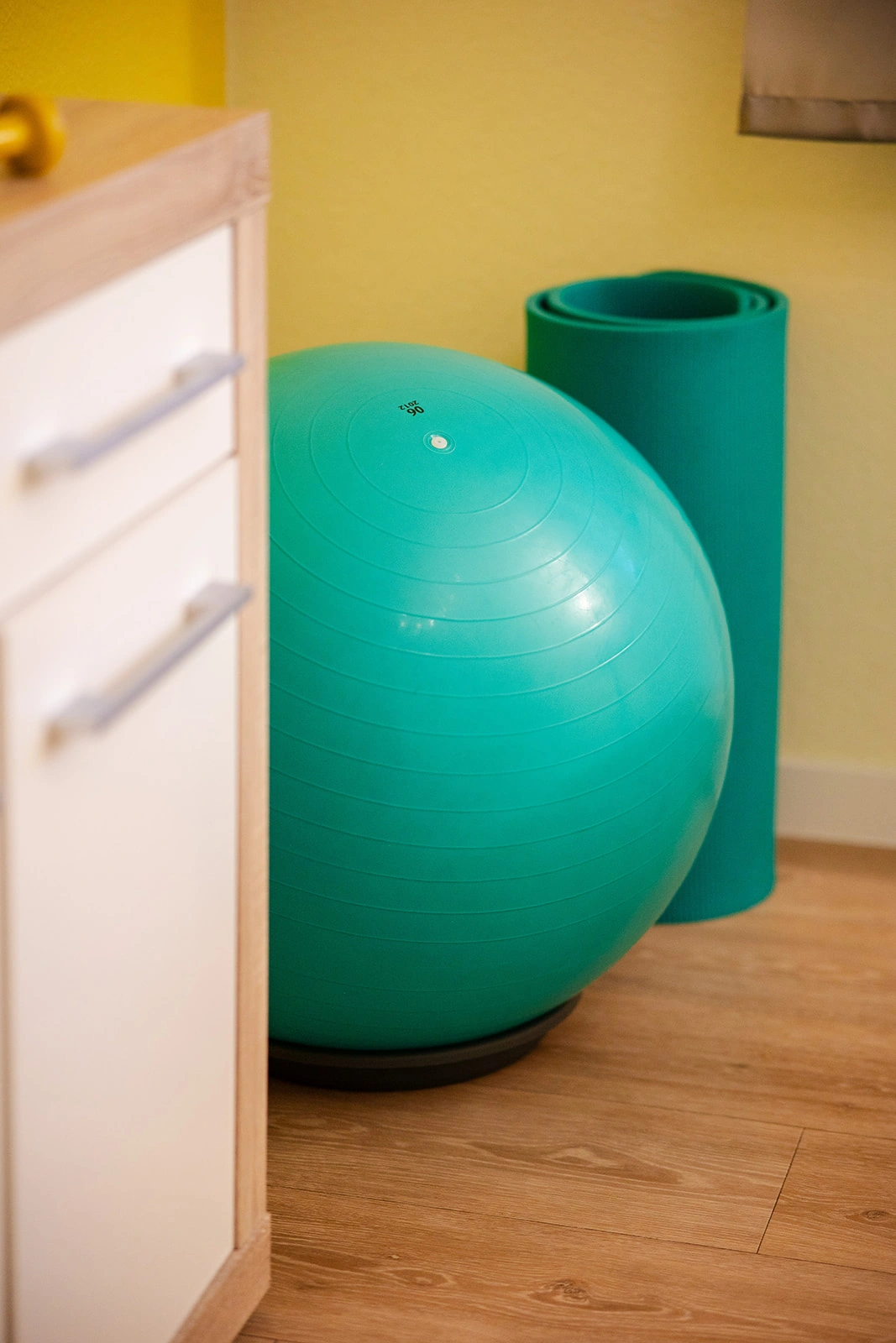 Türkisfarbener Gymnastikball in einem Therapieraum des PhysioTeam HB in Bad Fallingbostel.